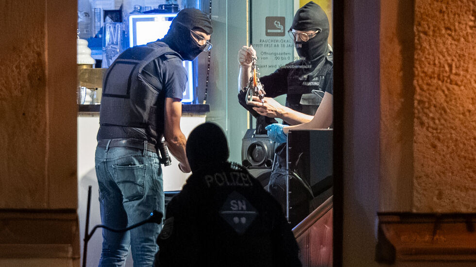 Beamte während der Razzia in dem Café.