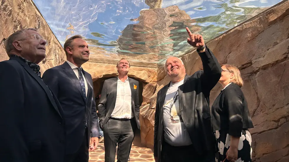 Vor der offiziellen Eröffnung im Tunnel unter Feuerland: Zoo-Direktor Prof. Jörg Junhold (2.v.re.) mit Leipzigs OB Burkhard Jung (Mitte), Kulturbürgermeisterin Skadi Jennicke (g.re.) und Landtagspräsident Alexander Dierks (2.v.li.).