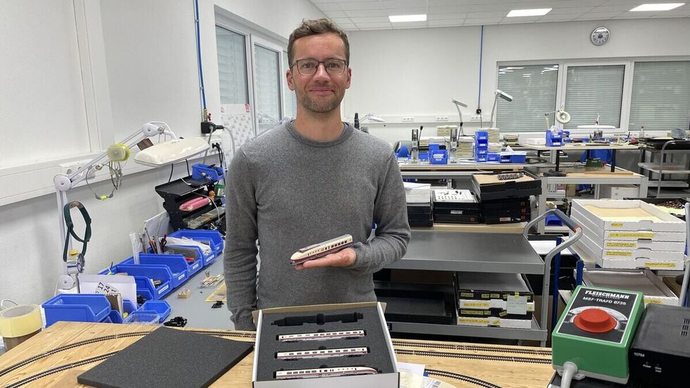 Geschäftsführer Sebastian Fischer mit einem Modell eines Dieseltriebwagens (VT18.16 Bauart Görlitz), der als Highlight der ostdeutschen Eisenbahngeschichte gilt. 