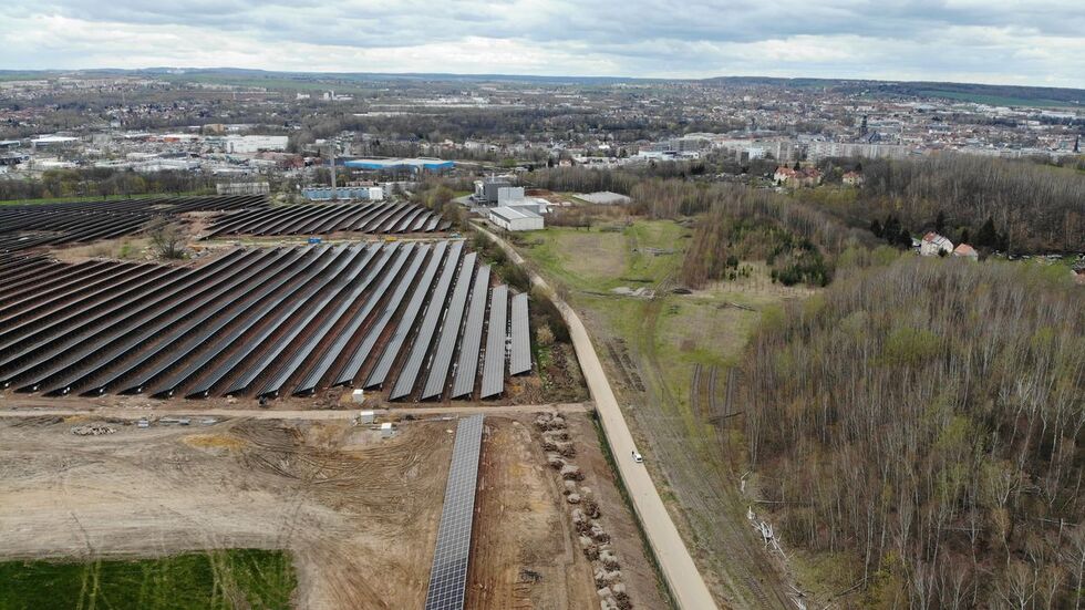 Links von der Straße baut Enerparc, rechts will die ZEV loslegen.