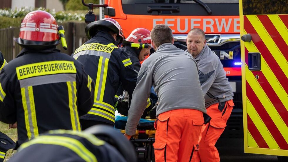 Der Verletzte wird den Sanitätern übergeben.