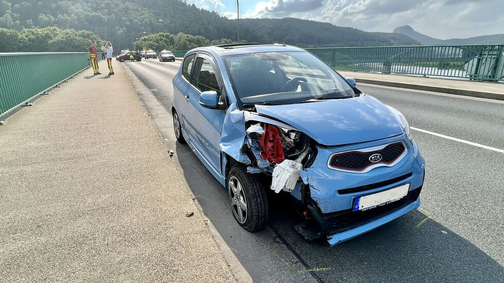 Der blaue Kia prallte auf ein weiteres Fahrzeug.