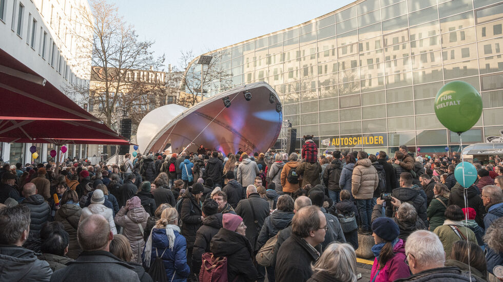 Schon seit dem frühen Nachmittag füllten die Gäste die Innenstadt. Foto: Bela Bender