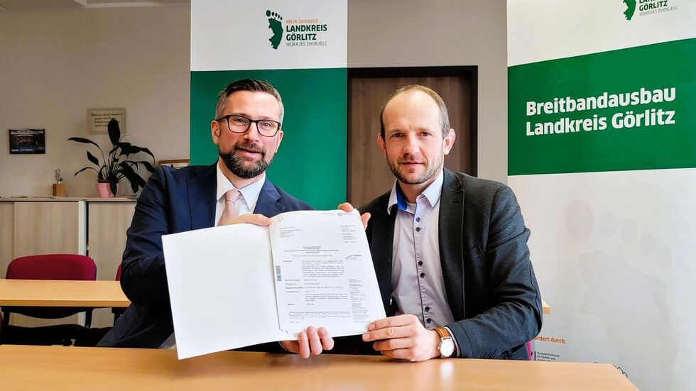 250 Millionen Euro für schnelles Internet im Kreis Görlitz. Sachsens Wirtschaftsminister Martin Dulig (l.) hat sechs Förderschecks an Landrat Stephan Meyer übergeben.