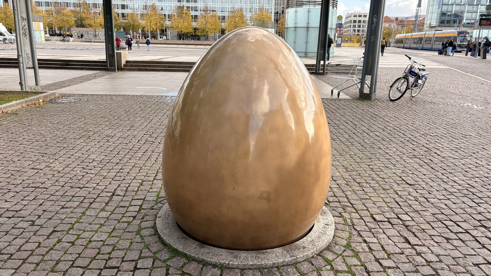 Auch von nahem wirkt es eher wie ein Ei. Auch von nahem wirkt es eher wie ein Ei.