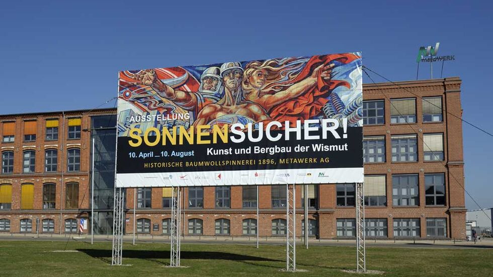 Die Schau wurde so gut angenommen, dass sie über den 10. August hinaus bis Ende Oktober verlängert wurde. Die Schau wurde so gut angenommen, dass sie über den 10. August hinaus bis Ende Oktober verlängert wurde.