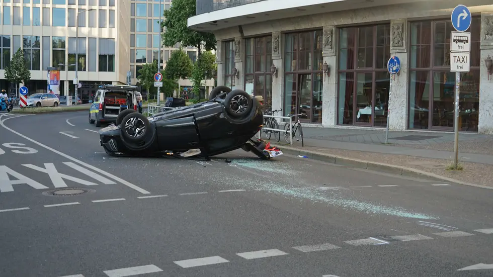 Durch die Wucht des Aufpralls überschlug sich eines der Fahrzeuge und blieb auf dem Dach liegen