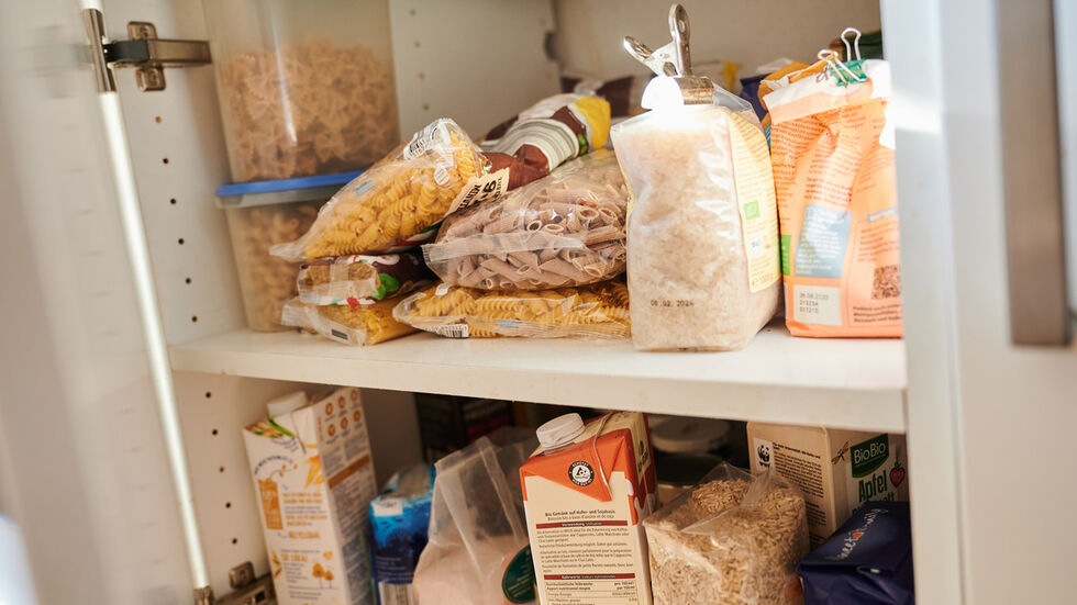 Gefüllter Küchenschrank (Symbolbild)