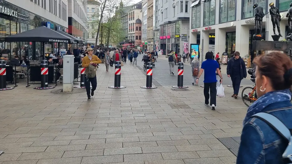 Grimmaische Straße: An der Zufahrt vom Augustusplatz aus wurden als Durchfahrtsperre neue Poller aufgebaut. Sie verkeilen sich im Ernstfall beim Drüberfahren unter den Fahrzeugen. Grimmaische Straße: An der Zufahrt vom Augustusplatz aus wurden als Durchfahrtsperre neue Poller aufgebaut. Sie verkeilen sich im Ernstfall beim Drüberfahren unter den Fahrzeugen.