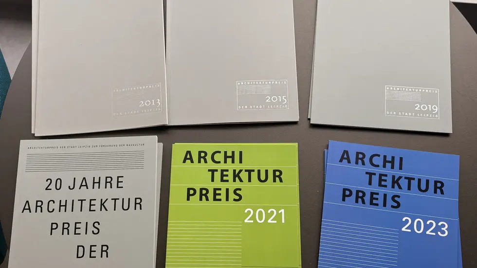 Jedes Jahr gibt es eine Zusammenfassung der verliehenen Architekturpreise in Form eines Heftes.