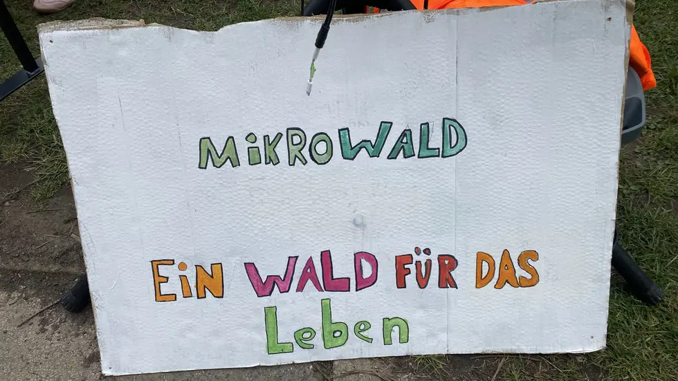 Das selbst gemalte Baustellenschild hat allen Schsulustigen gezeigt, was gerade entsteht.