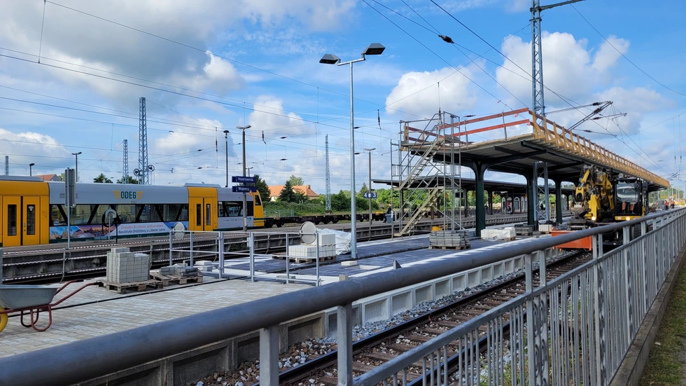 Der Bahnhof Hoyerswerda wird seit November 2024 modernisiert. Die Arbeiten haben sich um ein Jahr verzögert. Ende 2027 soll alles geschafft sein.