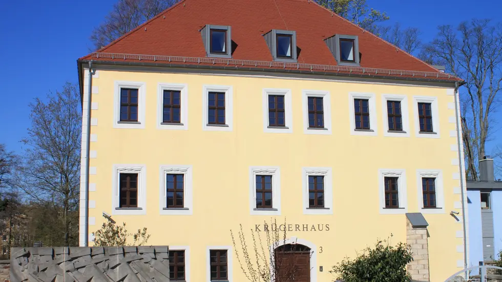 Das Krügerhaus am Schlossplatz 3 in Freiberg ist der Sitz der Dr.-Erich-Krüger-Stiftung. Dr. Peter Krüger, gebürtiger Freiberger, kaufte das Gebäude, um es denkmalgerecht zu sanieren und als öffentliches Ausstellungs- und Veranstaltungshaus aufleben zu lassen. 