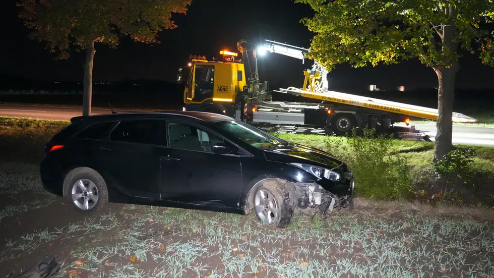 Der beschädigte Hyundai i40 musste abgeschleppt werden.
