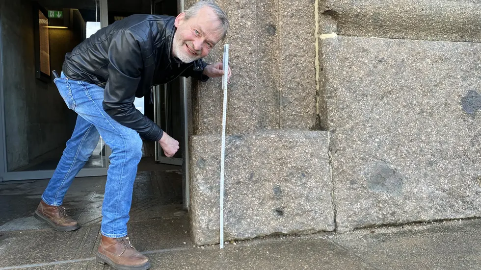 Gästeführer Markku Weber mit einem Zollstock beim Nachmessen. So genau wie die Profis kriegt er es aber damit nicht hin.