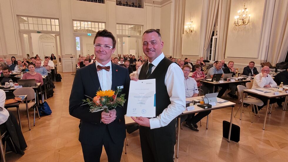 Landrat Udo Witschas übergibt die Ernennungsurkunde an Thomas Korch.