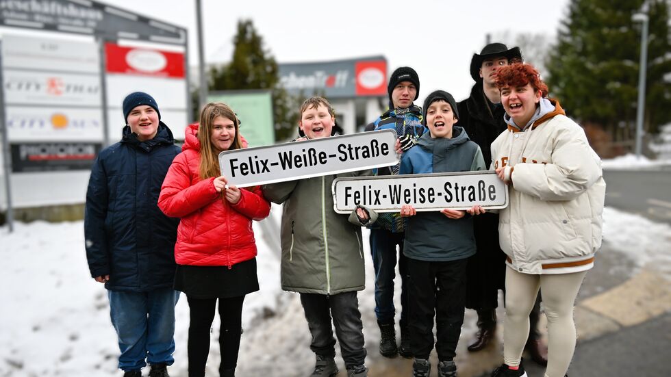 Freude beim Schildertausch