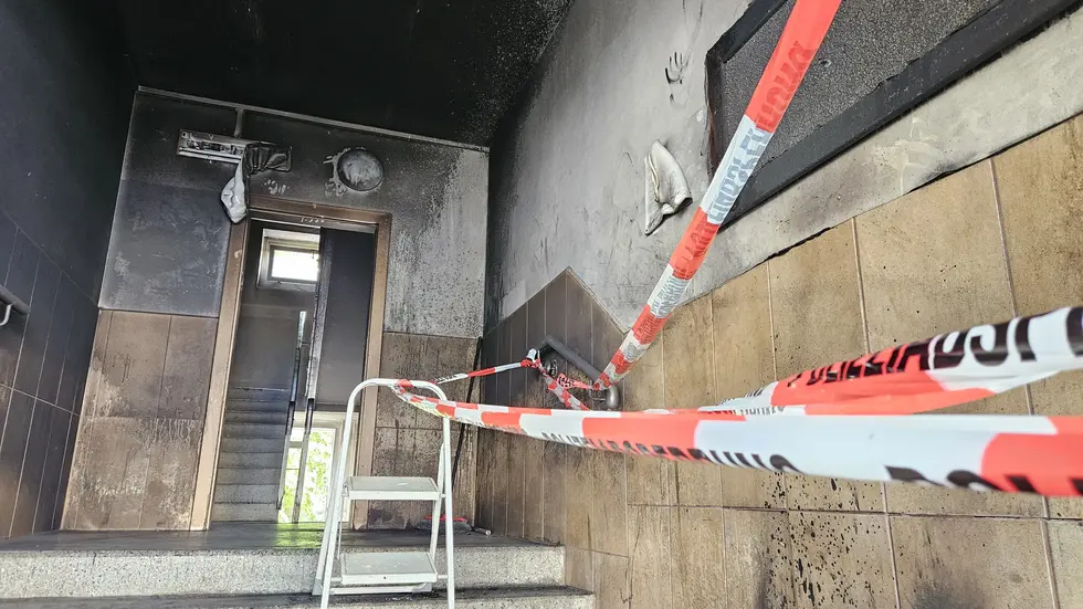 Das Feuer brach im Eingangsbereich des Mehrfamilienhauses aus. Das Feuer brach im Eingangsbereich des Mehrfamilienhauses aus.