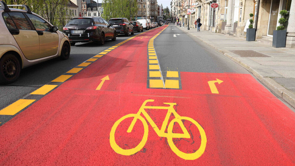 Ein Blick auf den 70.000 Euro Radweg, der bereits nach zwei Monaten wieder verschwinden soll.