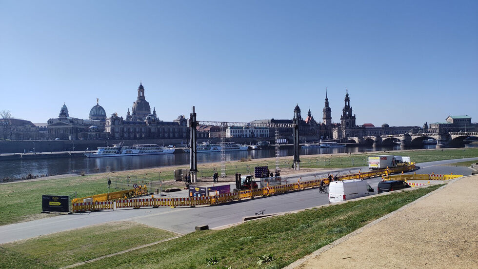 Der Probeaufbau der Filmnächte am Elbufer.