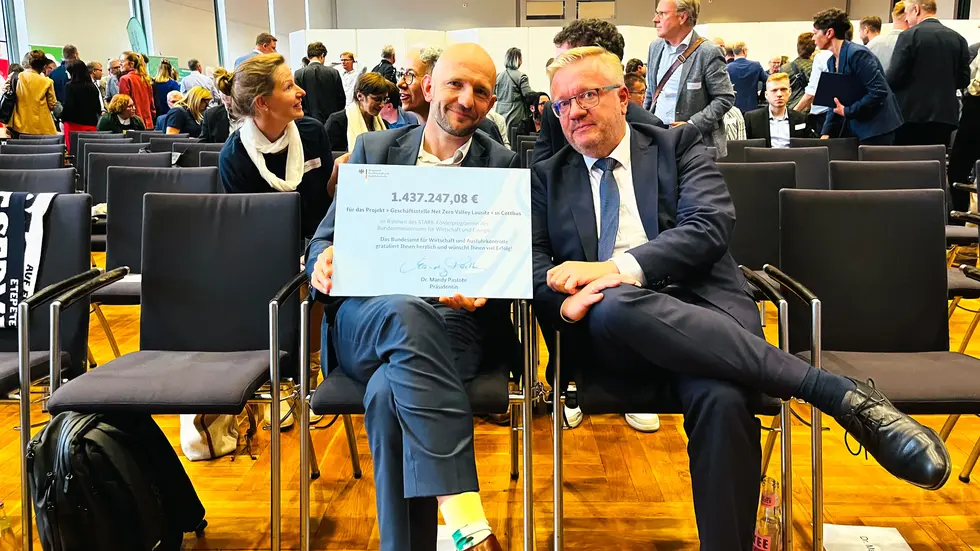 Görlitzer Landrat Stephan Meier (l.) und Sachsens Staatssekretär Sören Trilleberg (r.) Görlitzer Landrat Stephan Meier (l.) und Sachsens Staatssekretär Sören Trilleberg (r.)