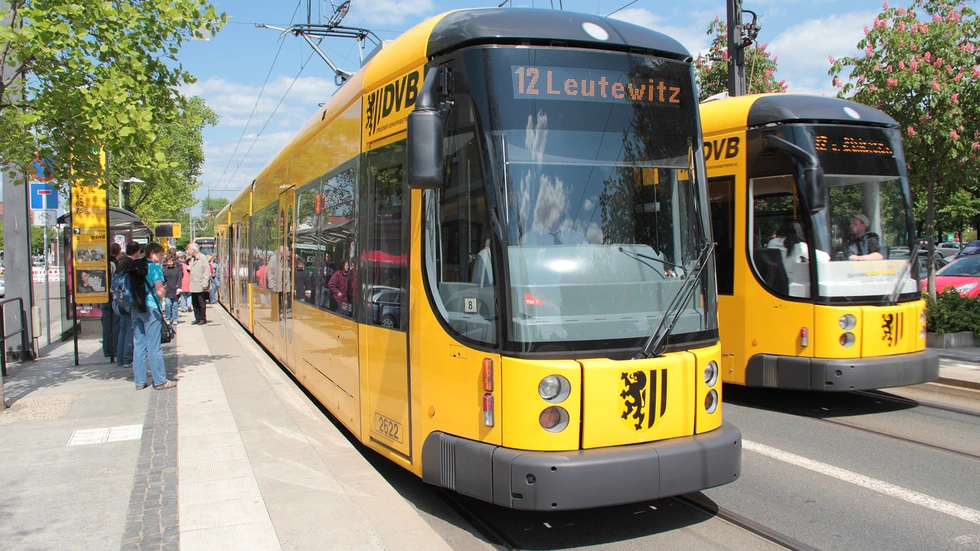 Neben den normalen Straßenbahnen ist am Donnerstag wieder die Karriere-Bahn der DVB unterwegs. 