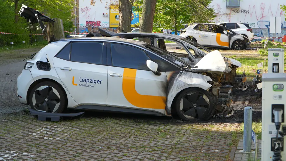 Die Autos standen ein Stück voneinander entfernt, deshalb kann man von vorsätzlicher Brandstiftung ausgehen.