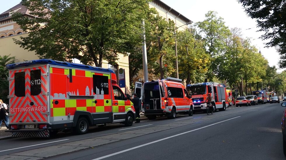 Einsatzkräfte in der Wiedebach Schule in Leipzig-Connewitz. Einsatzkräfte in der Wiedebach Schule in Leipzig-Connewitz.