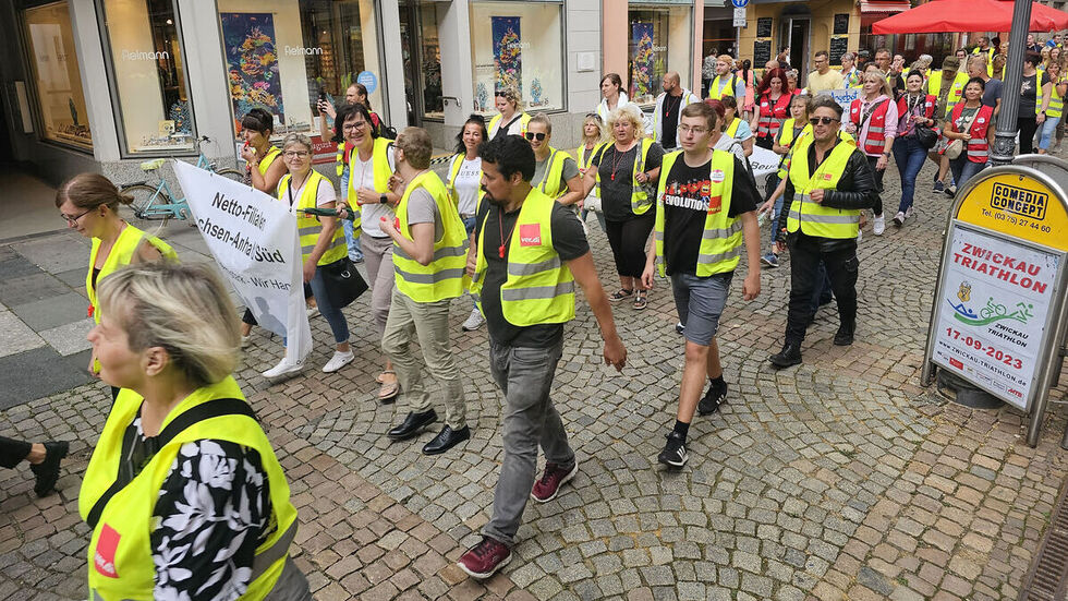 Streikende in der Hauptstraße dem Weg zur Kundgebung auf dem Hauptmarkt. 