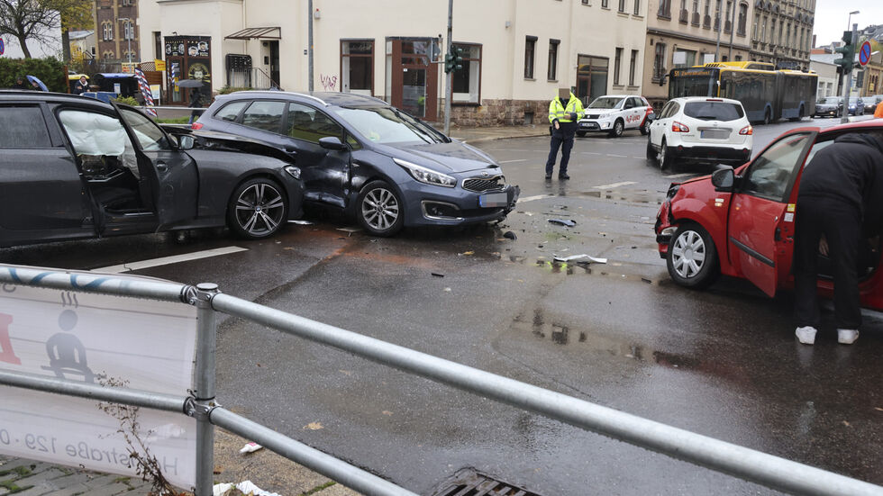 Unfall 3 wenige Stunden später: Ein BMW prallt gegen einen Kia, der gegen einen Renault geschleudert wird.