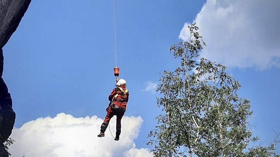 Mittels Seilwinde wird eine verletzte Wanderin gerettet.