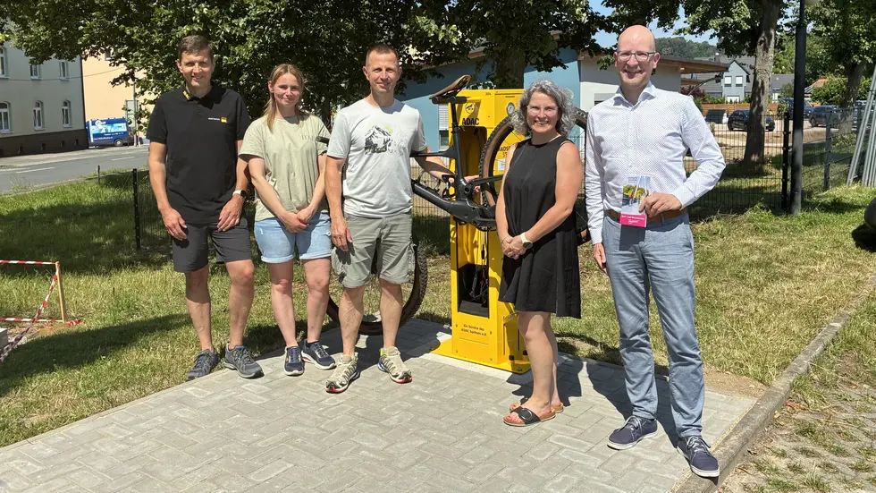 v.r.n.l.: Lars Herrmann, (Tourismusregion Zwickau), Susann Frölich (Ortsvorsteherin Silberstraße), Jens und Nadine Reymann (Pächter) Markus Löffler (ADAC)