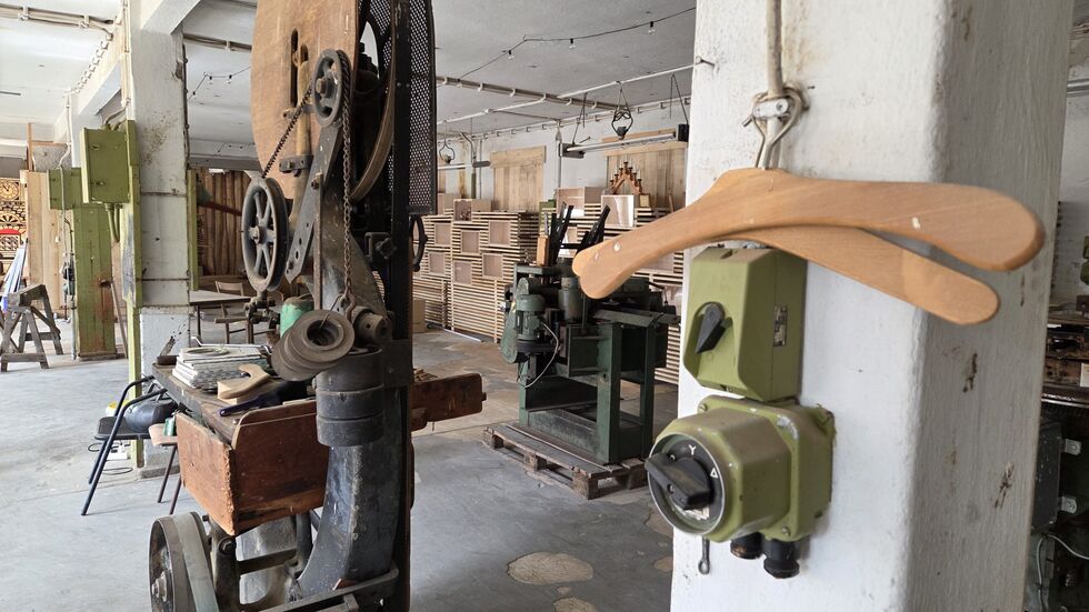 Solche Kleiderbügel wurden dort einst gefertig. Solche Kleiderbügel wurden dort einst gefertig.