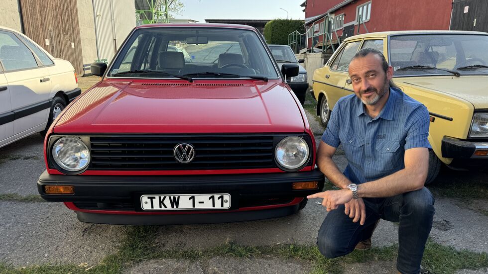 Vereinschef Danny Schwalbe präsentiert stolz den roten Golf 2 von Kati Witt mit Originalkennzeichen. Vereinschef Danny Schwalbe präsentiert stolz den roten Golf 2 von Kati Witt mit Originalkennzeichen.