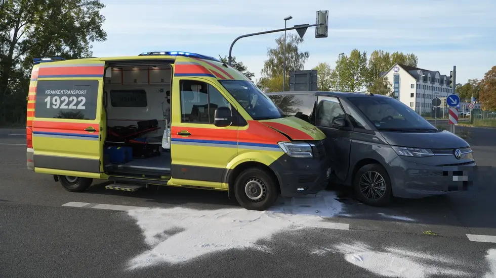 Die beteiligten Fahrzeuge nach dem Zusammenstoß an der Unfallstelle.