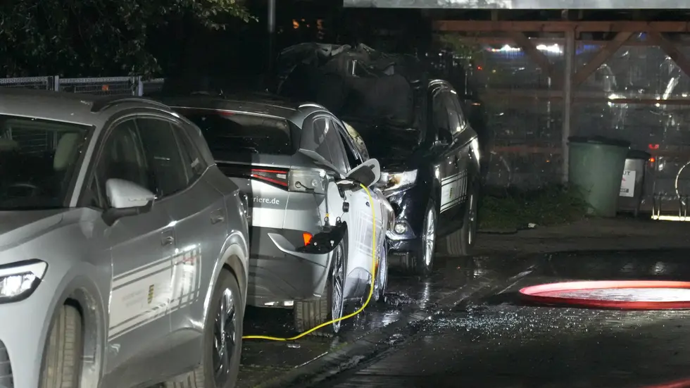 Bei dem Brand wurden zwei E-Autos zerstört und ein weiteres Verbrennerfahrzeug beschädigt.