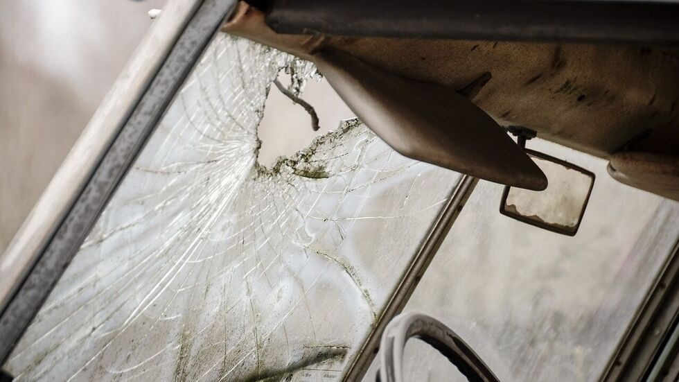 Sie schlug unter anderem bei einem Transporter die Scheiben ein (Symbolbild). 