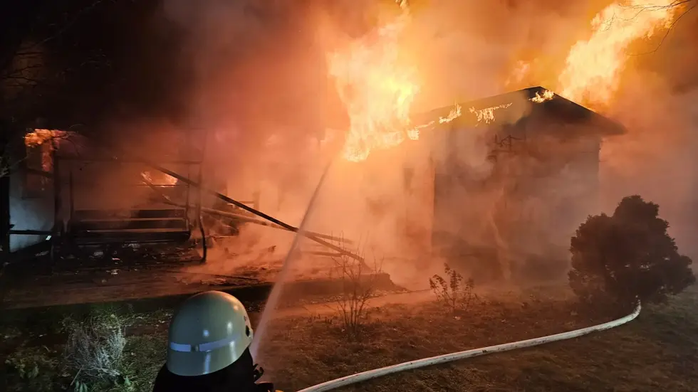 Die Feuerwehr beim Löschangriff. Die Feuerwehr beim Löschangriff.