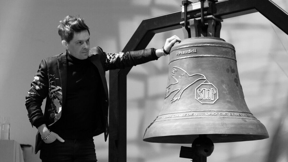 Der Popstar Michael Patrick Kelly mit der Friedensglocke, genannt "Peace Bell".