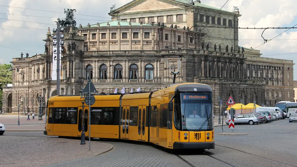 Mit dem Ticket und per Bus und Bahn zum Dynamo-Spiel: Das ist per Kombiticket möglich.