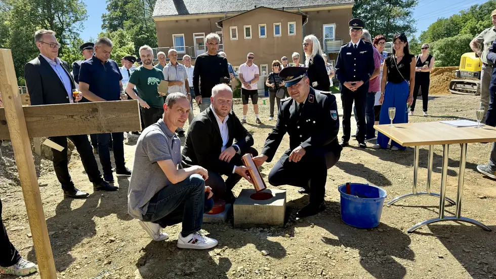 Eine kupferne Zeitkapsel wurde versenkt. Darin befinden sich u.a. eine aktuelle Tageszeitung (SZ) , eine Übersicht der aktiven Kameraden, der Förderbescheid, ein Foto vom alten Feuerwehrgerätehaus, ein Ärmelabzeichen der Wehr und eine kleine Flasche Jägermeister.