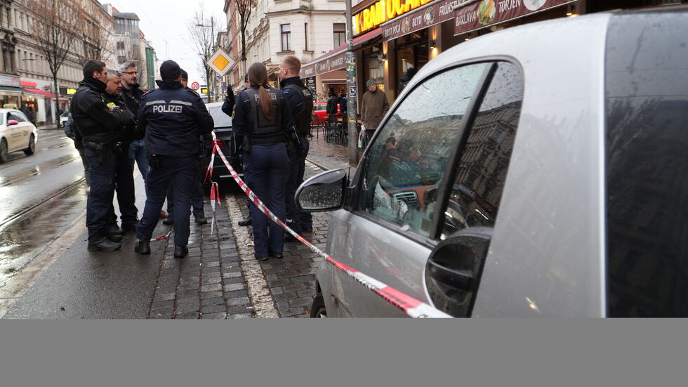 Polizisten bei dem Silvestereinsatz auf der Eisenbahnstraße.