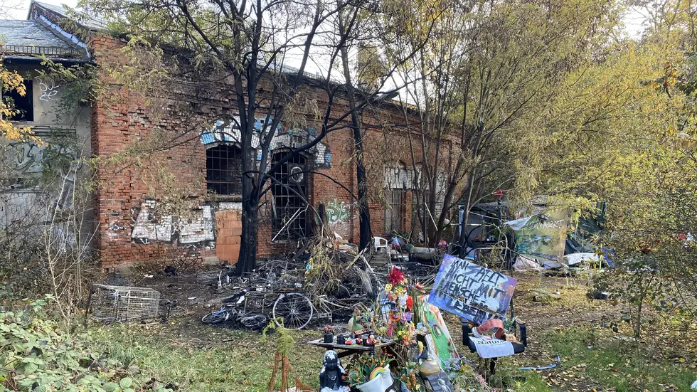 Der ehemalige Lok-Schuppen im Leipziger Lene-Voigt-Park wurde in den letzten Jahren von vielen Obdachlosen als Unterschlupf genutzt.