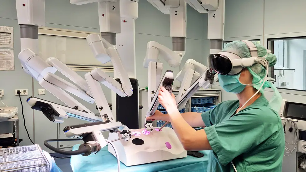 Robotersysteme, die Bewegungsbefehle des Chirurgen hochpräzise, in Echtzeit und millimetergenau übersetzen, dabei auch feinstes Zittern herausfiltern können, sind bereits erfolgreich in Kliniken im Einsatz. Nun verspricht die Kombination dieser Technik mit Datenbrillen einen weiteren Innovationsschub.