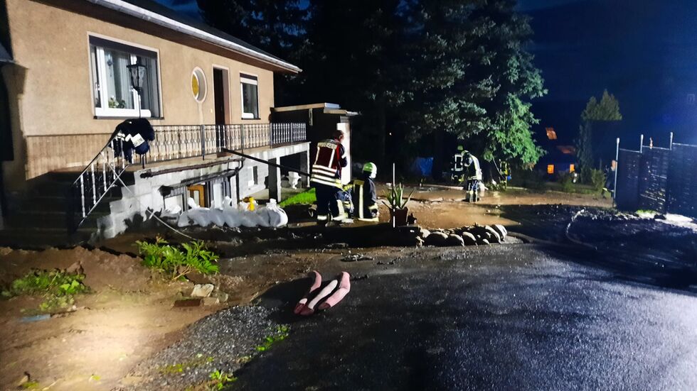 Nach starken Regenfällen traf eine Schlammlawine Häuser und Straßen getroffen.