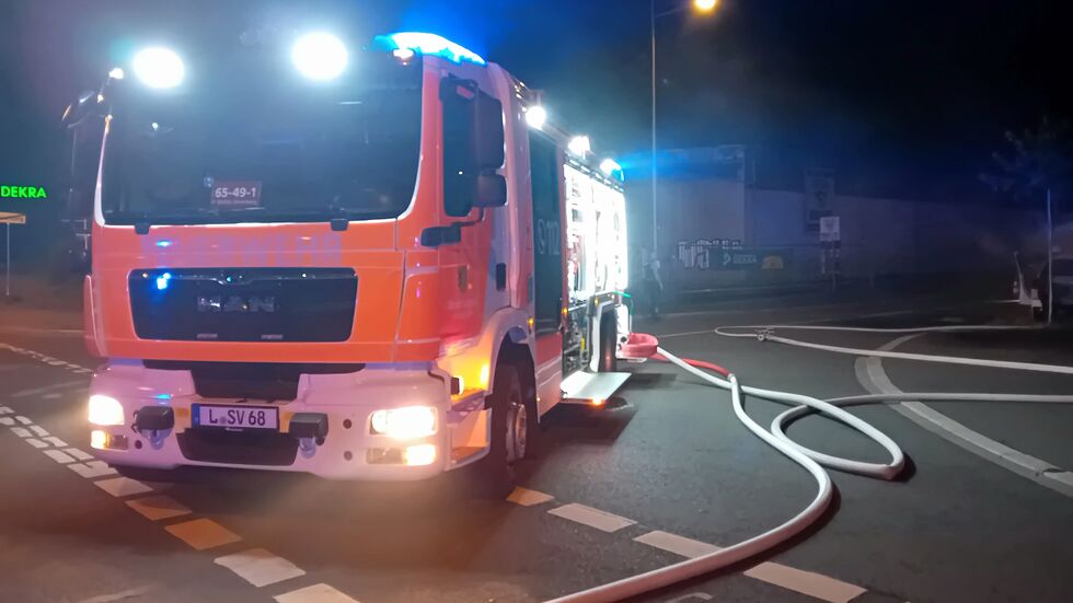 Ein Löschfahrzeug bei dem Einsatz gegenüber der Kick-it-Soccerhalle in Leipzig-Leutzsch.