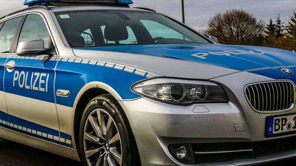 Die Bundespolizei leistete am Mittwochmorgen erste Hilfe, nachdem ein 30-Jähriger brutal attackiert worden war, (Symbolbild)
