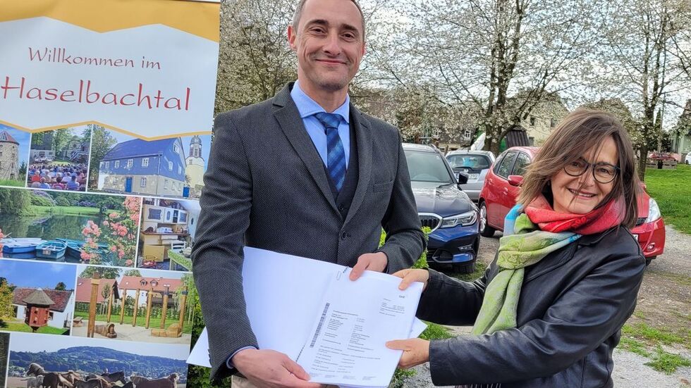 Ein glücklicher Bürgermeister - sieben Millionen Euro für Haselbachtal. Staatssekretärin Barbara Meyer zog heute den Fördermittelscheck aus der Tasche.