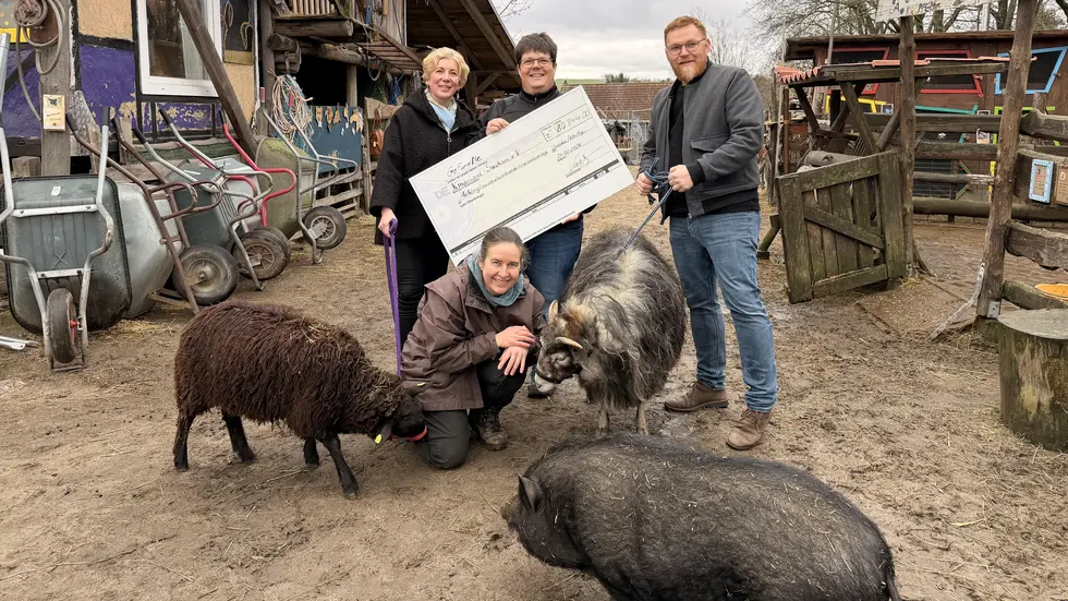 Manja Hohlfeld (Kinderland-Sachsen), Nachbar Peter Volk, Robert Heinrich (Kinderland-Sachsen)und Farm-Leiterin Anne Dittrich (vorn)