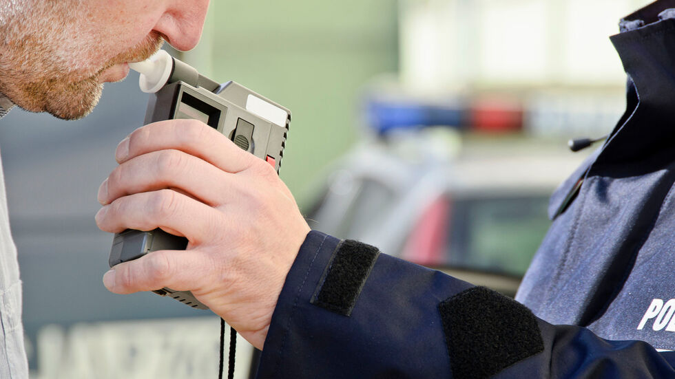 Ein betrunkener Ukrainer hat in Chemnitz mit seinem Jaguar einen Unfall gebaut.